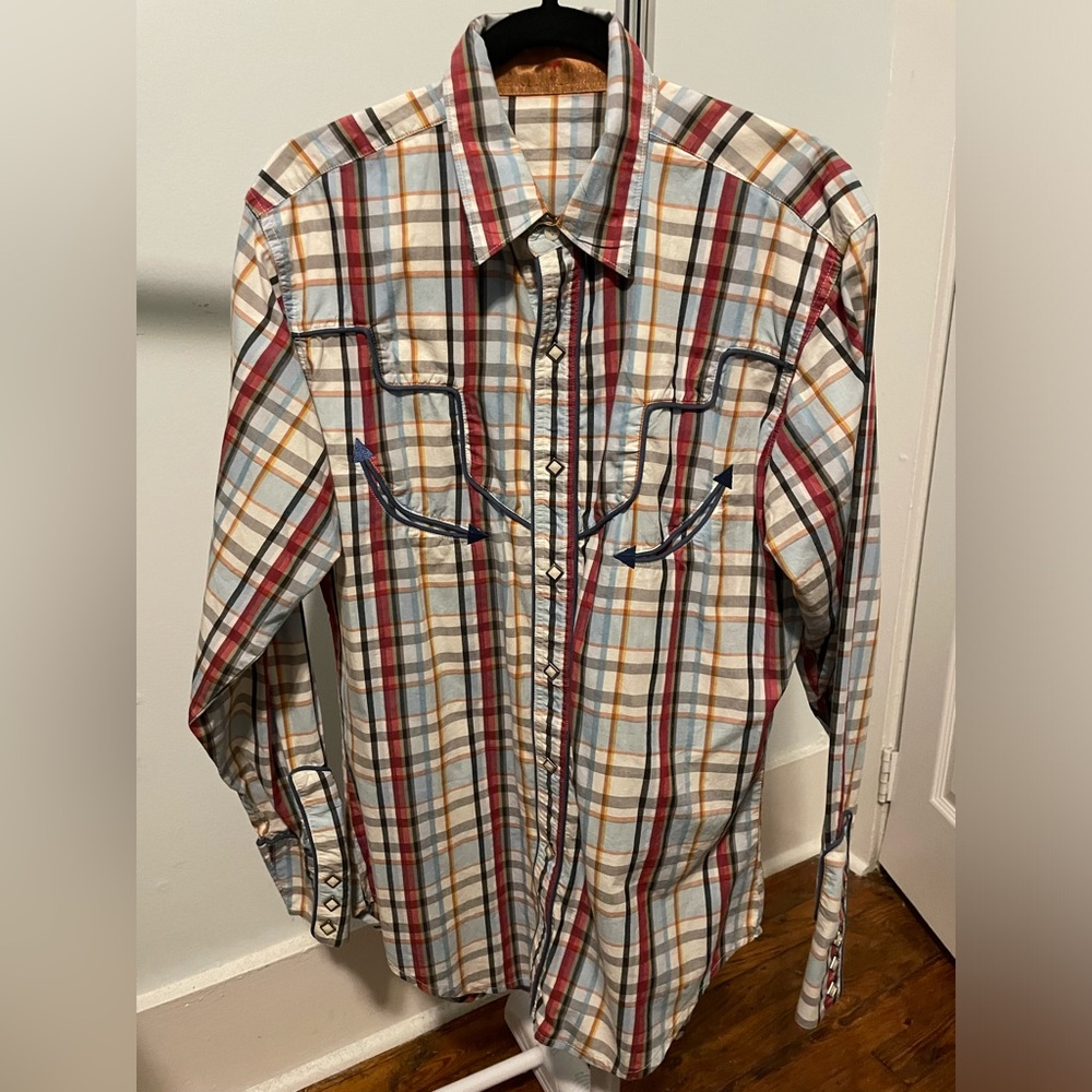 Men’s Large Triangular Pearl Snap Button Down